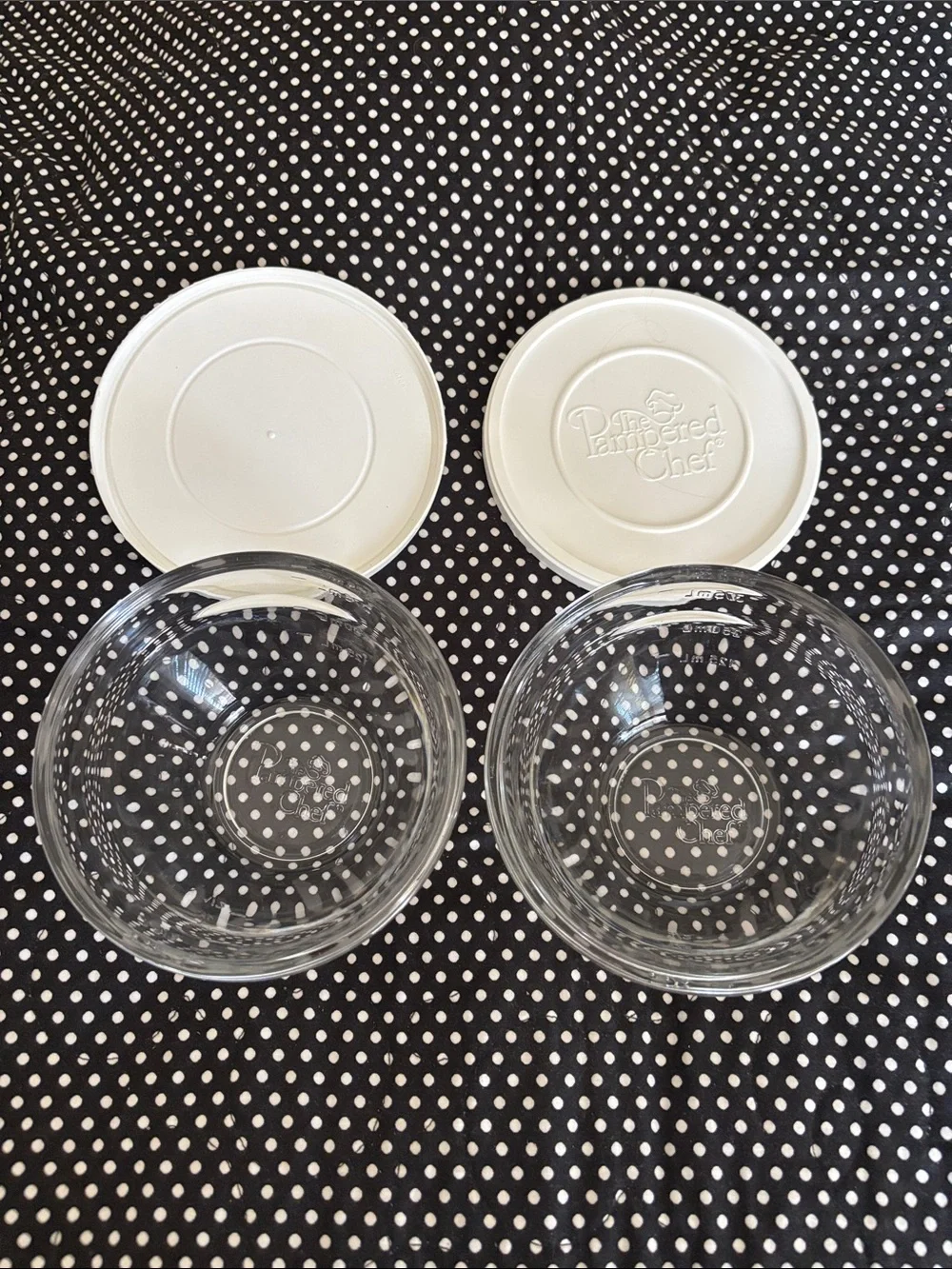 Like new! Pampered Chef Clear Glass Prep Bowls with White Lids - Set of 2